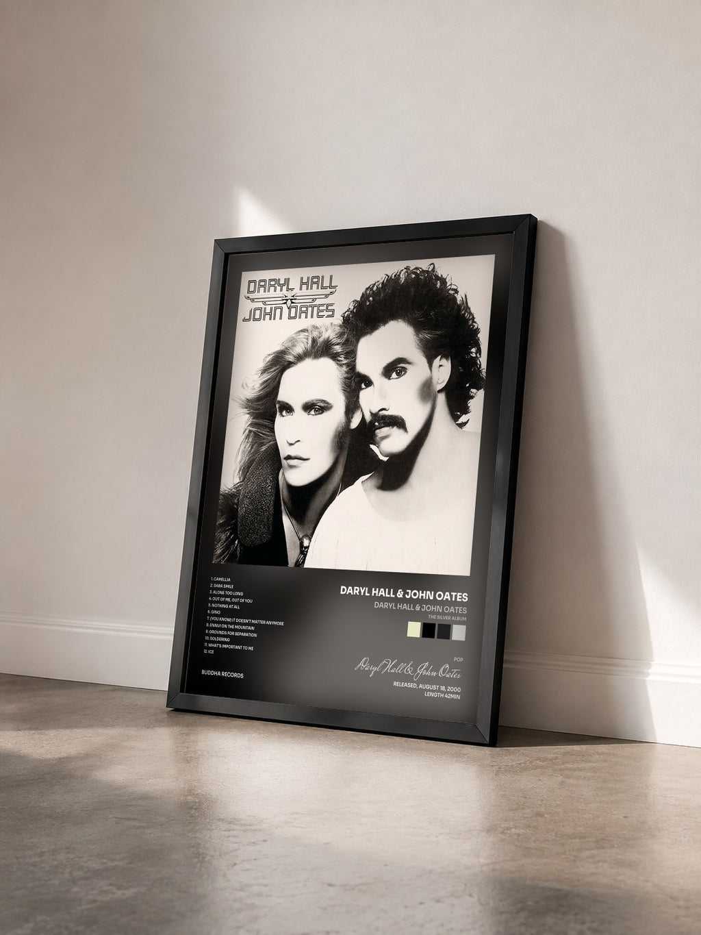 #noir Daryl Hall & John Oates (The Silver Album) von Daryl Hall & John Oates als gerahmter Kunstdruck von schräg gesehen, schwarzer Rahmen