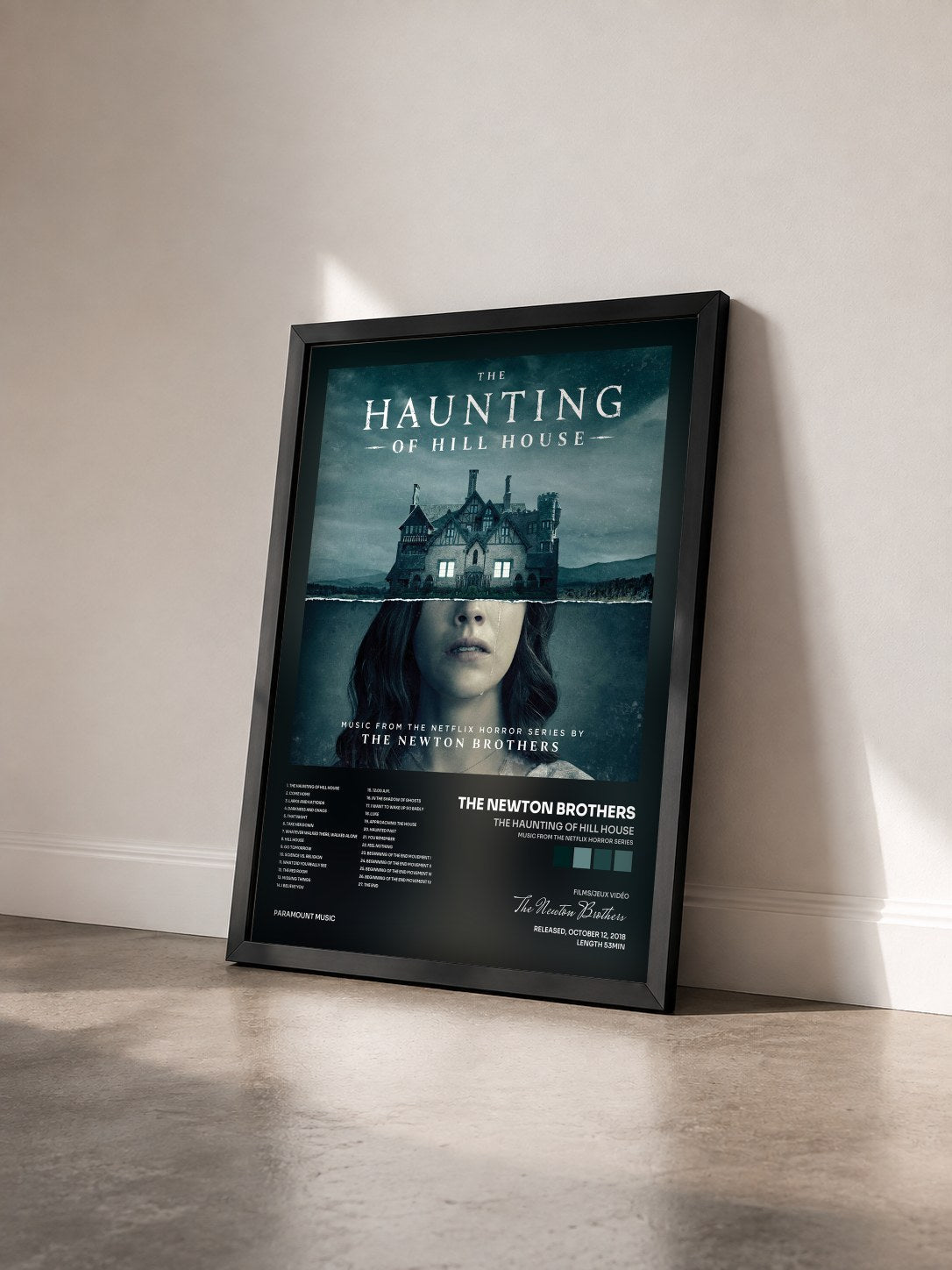 #noir Tableau de l'album The Haunting of Hill House (Music from the Netflix Horror Series) de The Newton Brothers vu de trois quarts, cadre noir