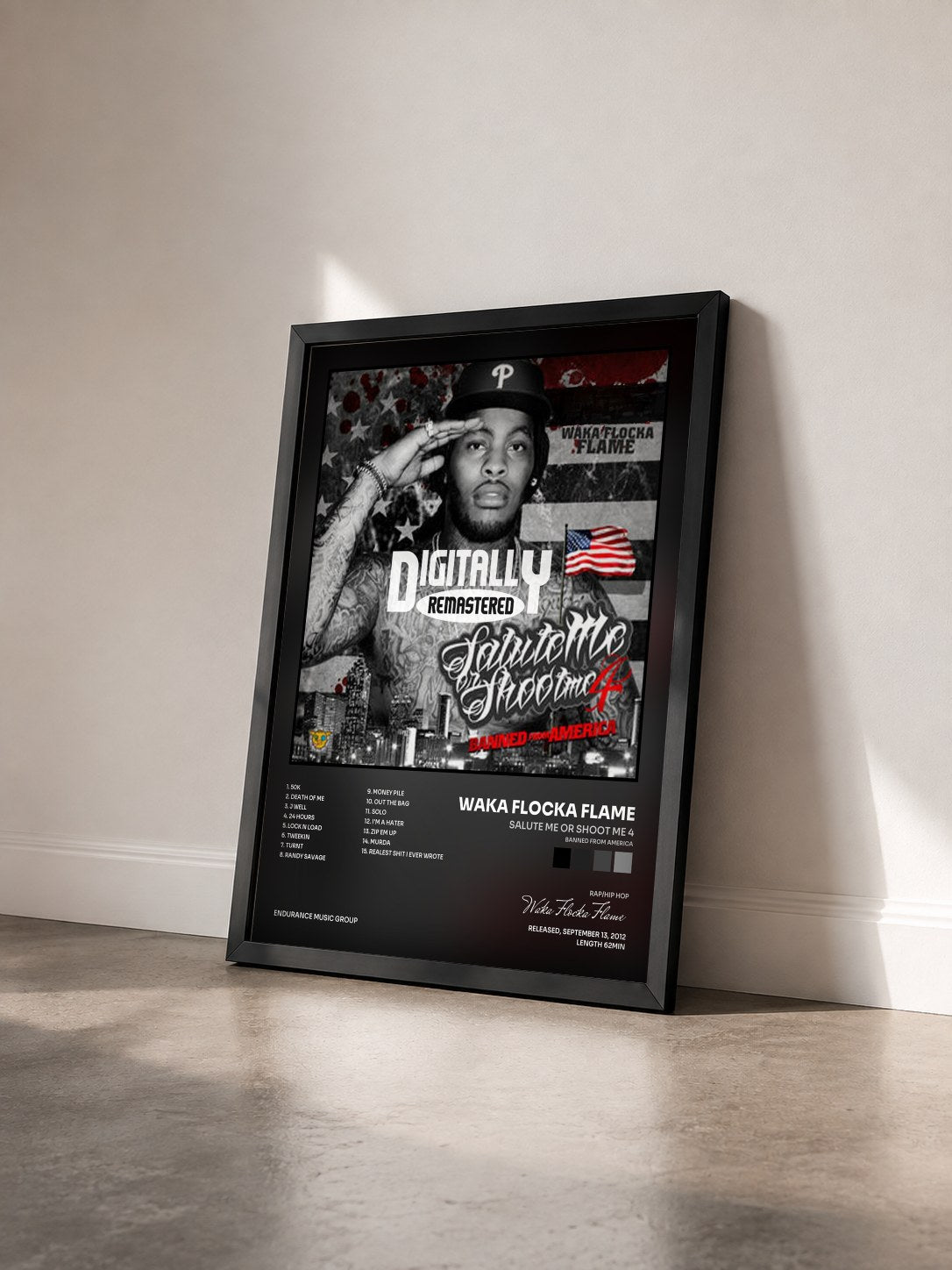 #noir Tableau de l'album Salute Me or Shoot Me 4 (Banned from America) de Waka Flocka Flame vu de trois quarts, cadre noir