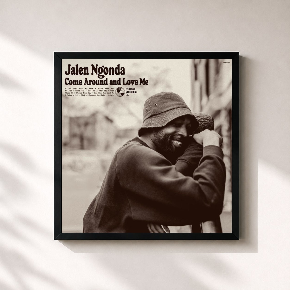 #noir Come Around and Love Me von Jalen Ngonda als quadratischer Kunstdruck, schwarzer Rahmen 32x32 cm
