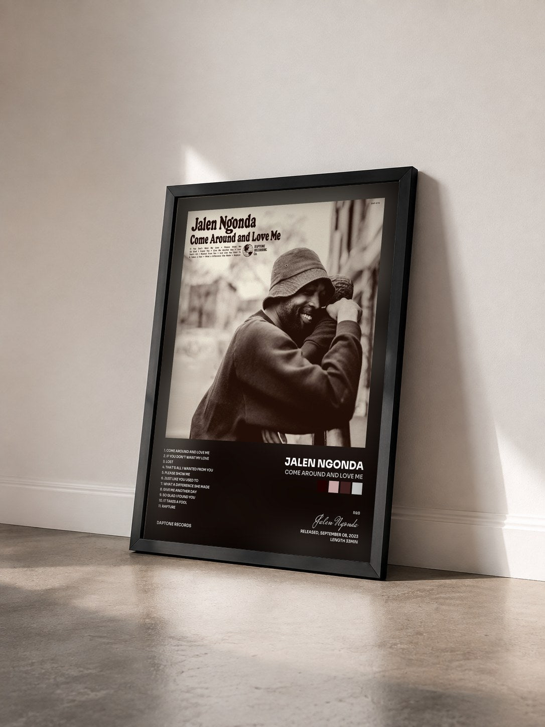 #noir Come Around and Love Me von Jalen Ngonda als gerahmter Kunstdruck von schräg gesehen, schwarzer Rahmen