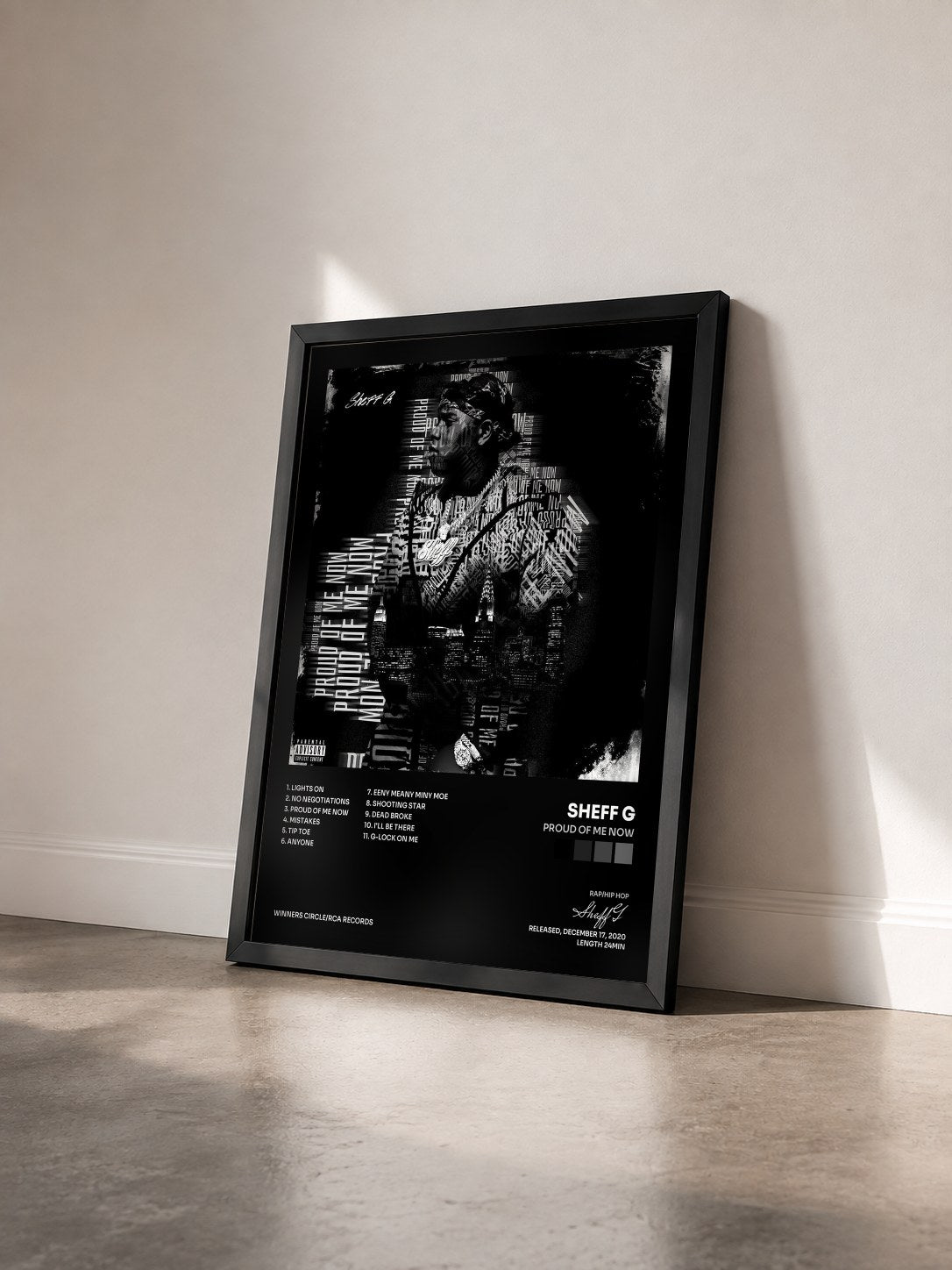 #noir Proud Of Me Now di Sheff G in stampa incorniciata vista di tre quarti, cornice nera