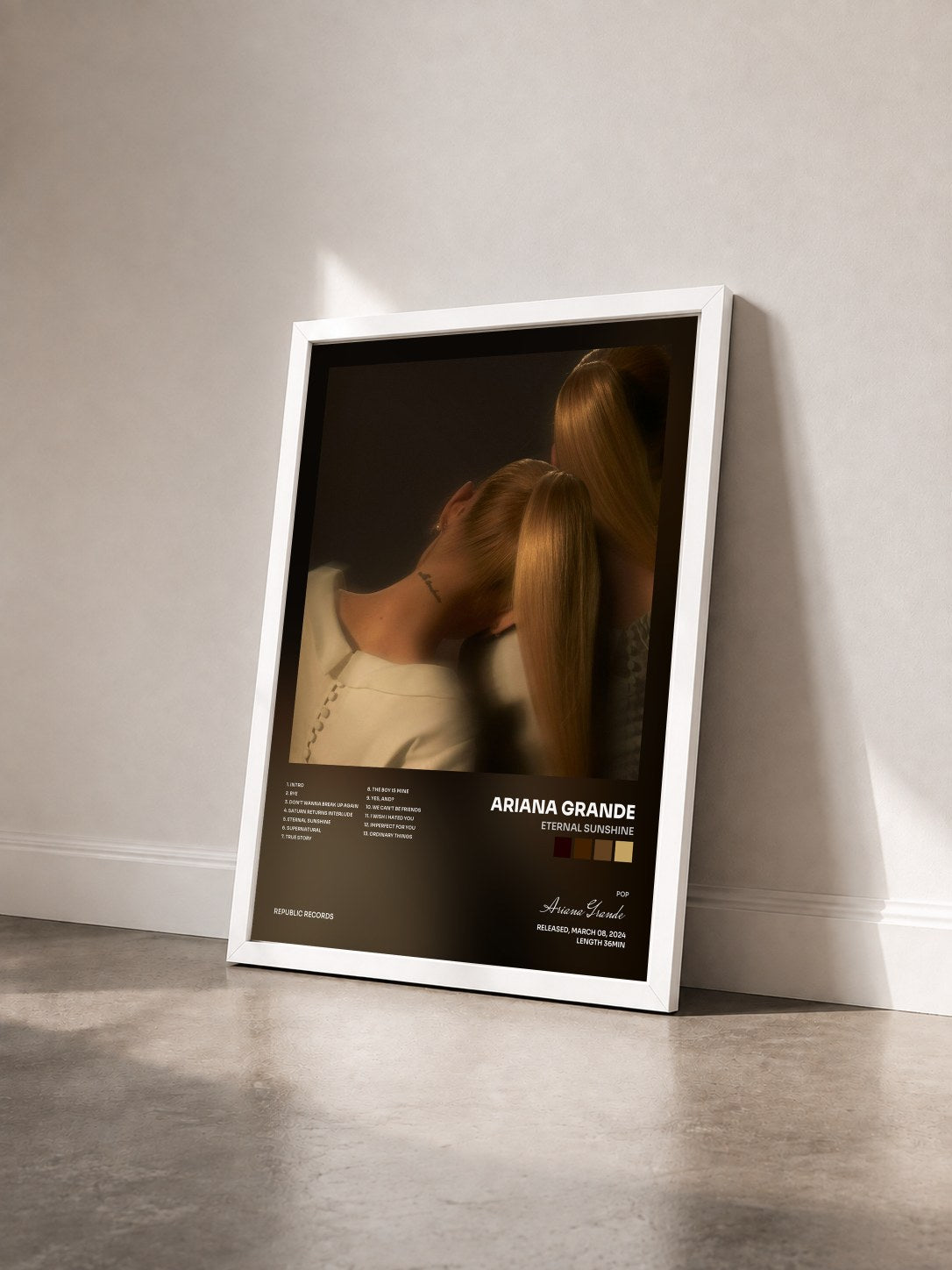 #blanc Tableau de l'album eternal sunshine de Ariana Grande vu de trois quarts, cadre blanc
