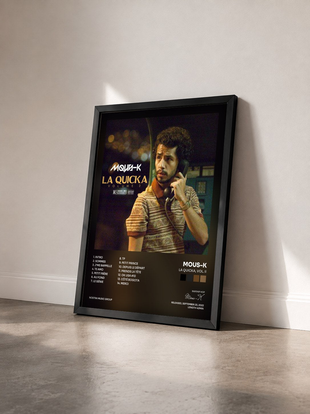 #noir La Quicka, Vol. II di Mous-K in stampa incorniciata vista di tre quarti, cornice nera