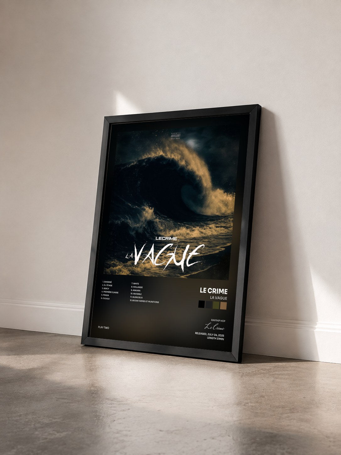 #noir La Vague von Le Crime als gerahmter Kunstdruck von schräg gesehen, schwarzer Rahmen