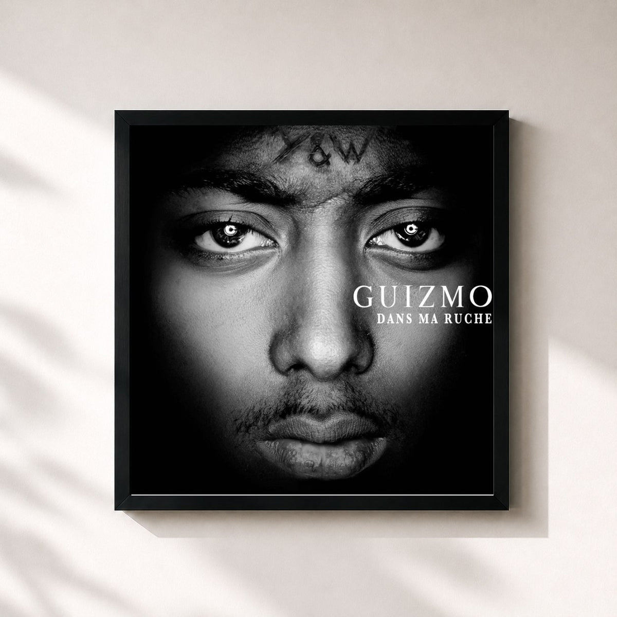 #noir Dans ma ruche de Guizmo en lámina cuadrada enmarcada, marco negro de 32x32 cm