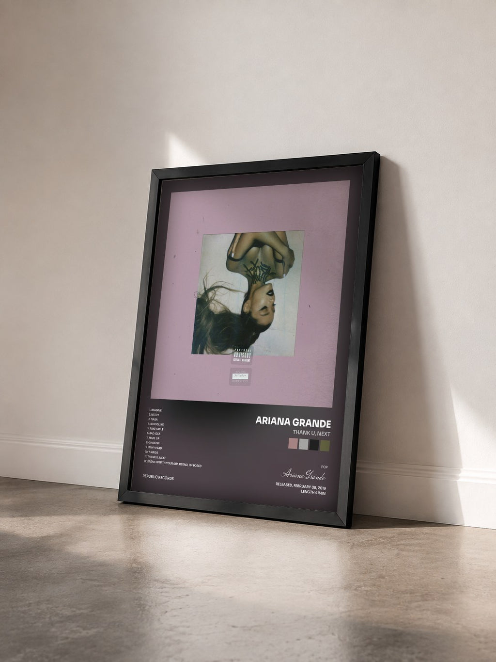 #noir Tableau de l'album thank u, next de Ariana Grande vu de trois quarts, cadre noir