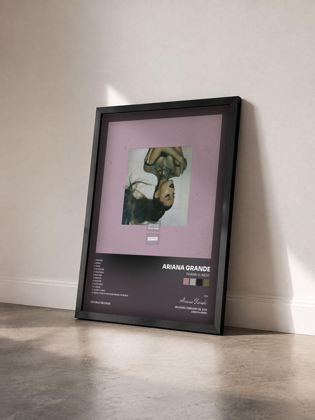 #noir thank u, next di Ariana Grande in stampa incorniciata vista di tre quarti, cornice nera