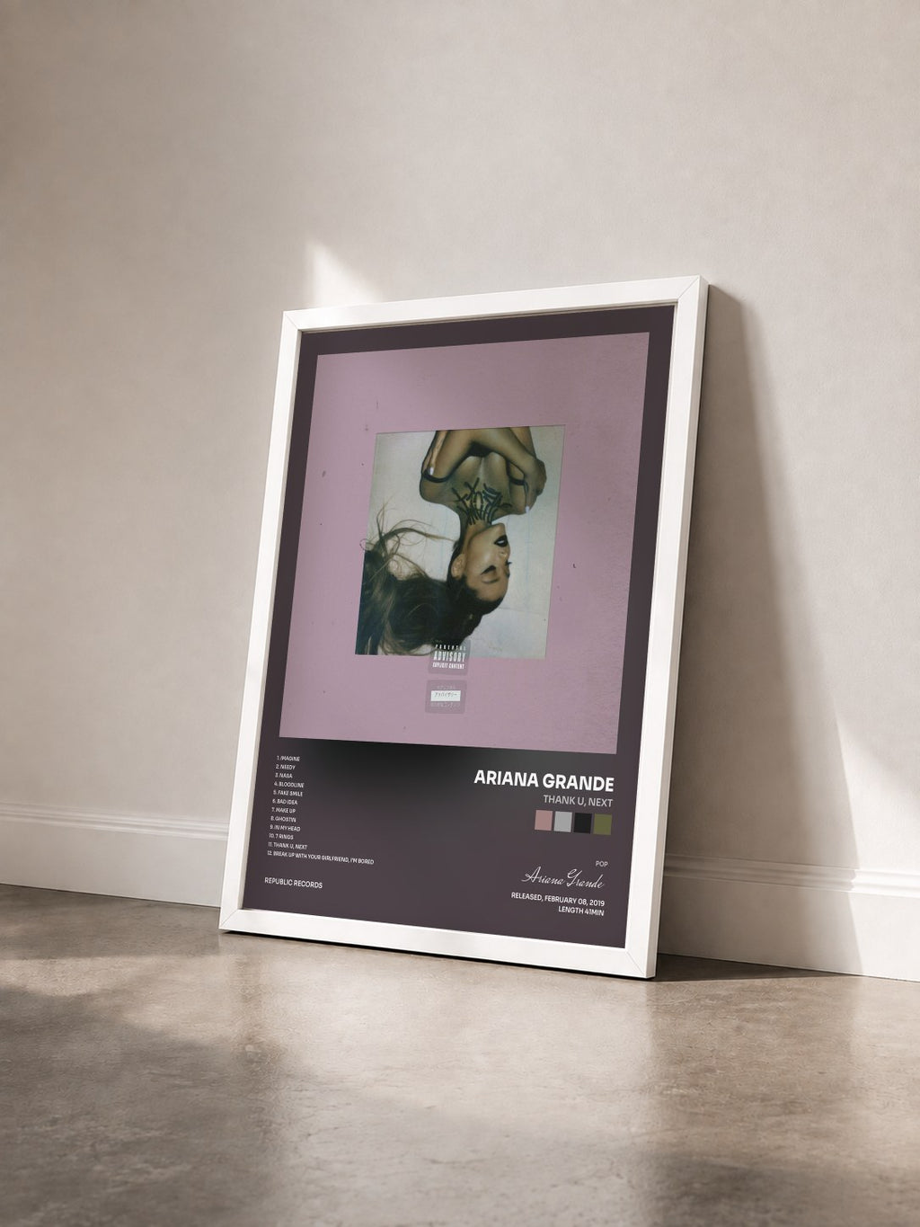 #blanc Tableau de l'album thank u, next de Ariana Grande vu de trois quarts, cadre blanc