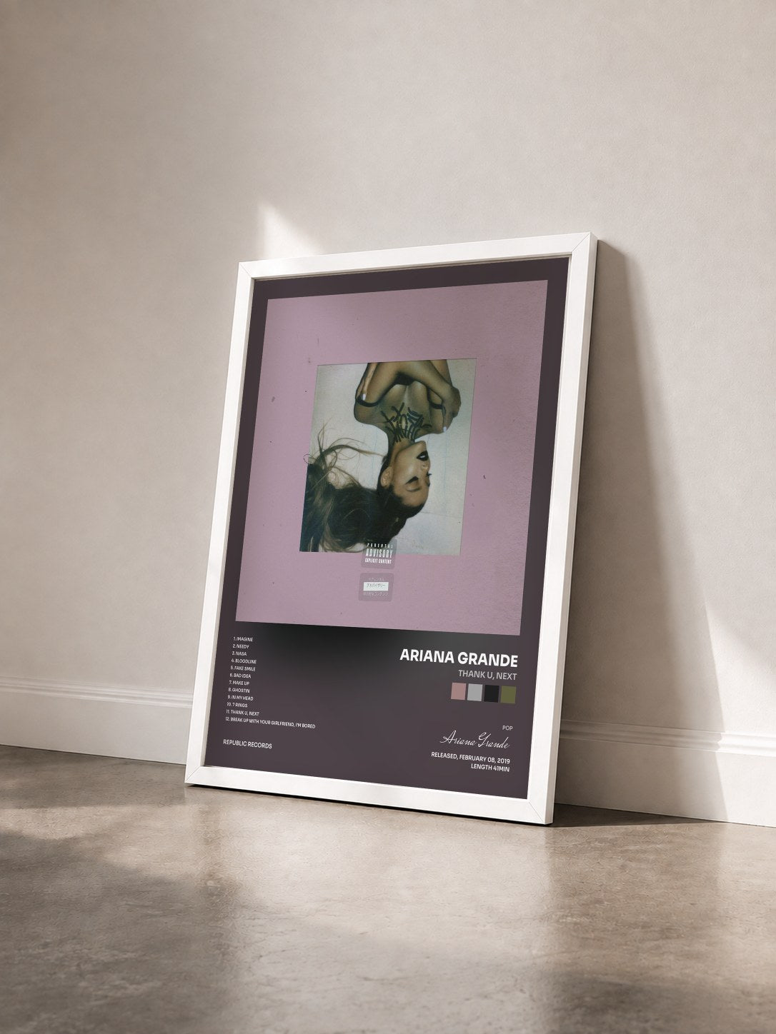 #blanc thank u, next di Ariana Grande in stampa incorniciata vista di tre quarti, cornice bianca