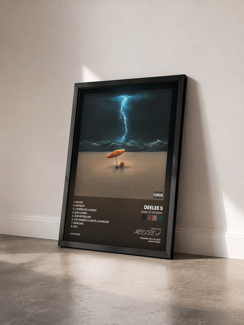#noir DARK 'N' STORMY di DEELEE S in stampa incorniciata vista di tre quarti, cornice nera