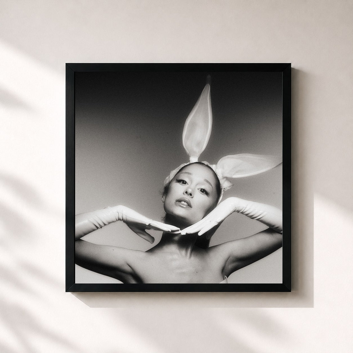 #noir Tableau carré de l'album Dangerous Woman (Tenth Anniversary Edition) de Ariana Grande, cadre noir 32x32 cm