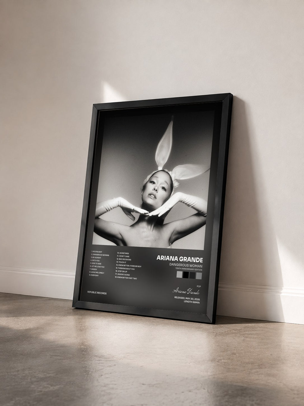 #noir Tableau de l'album Dangerous Woman (Tenth Anniversary Edition) de Ariana Grande vu de trois quarts, cadre noir