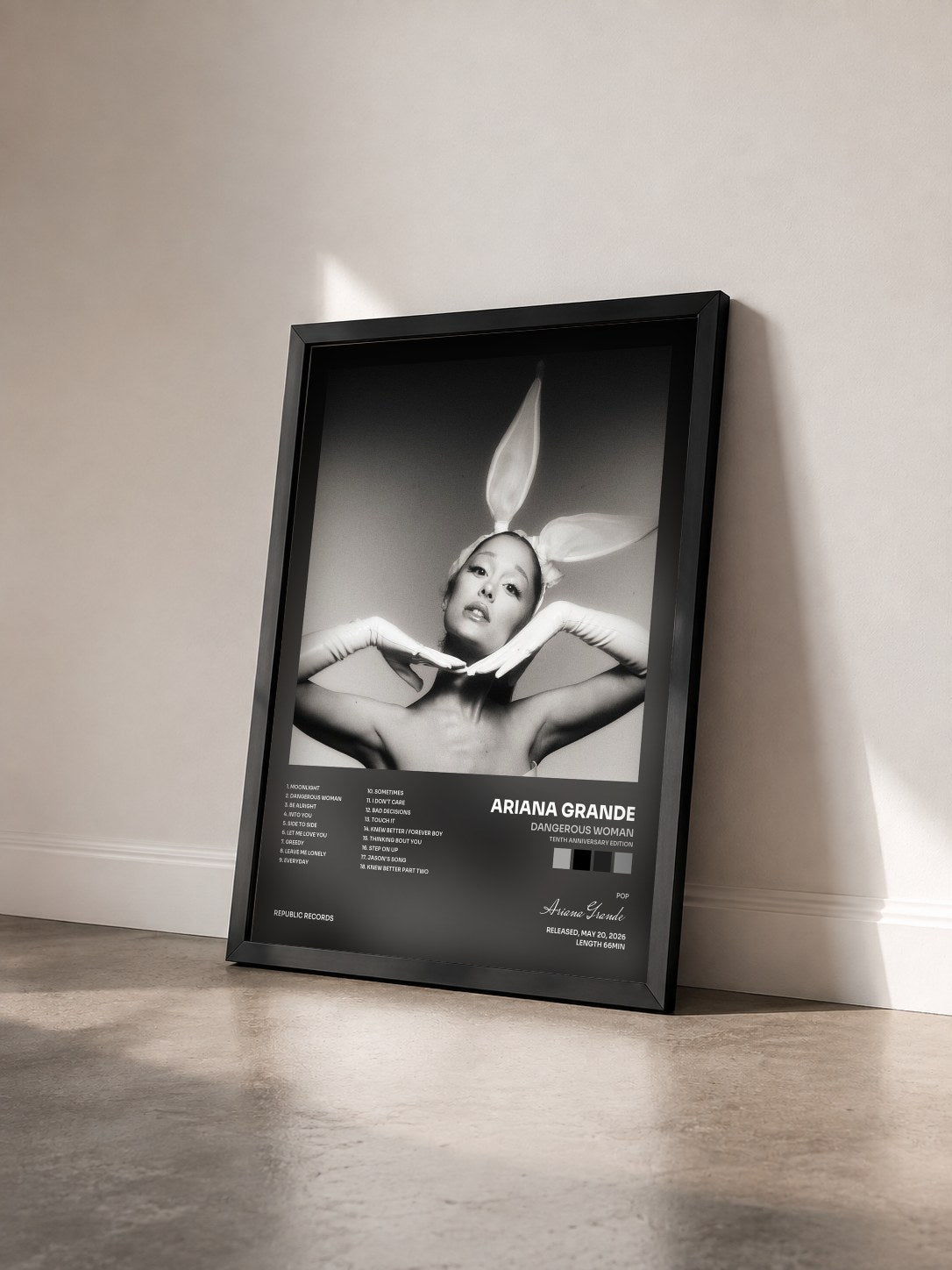 #noir Tableau de l'album Dangerous Woman (Tenth Anniversary Edition) de Ariana Grande vu de trois quarts, cadre noir