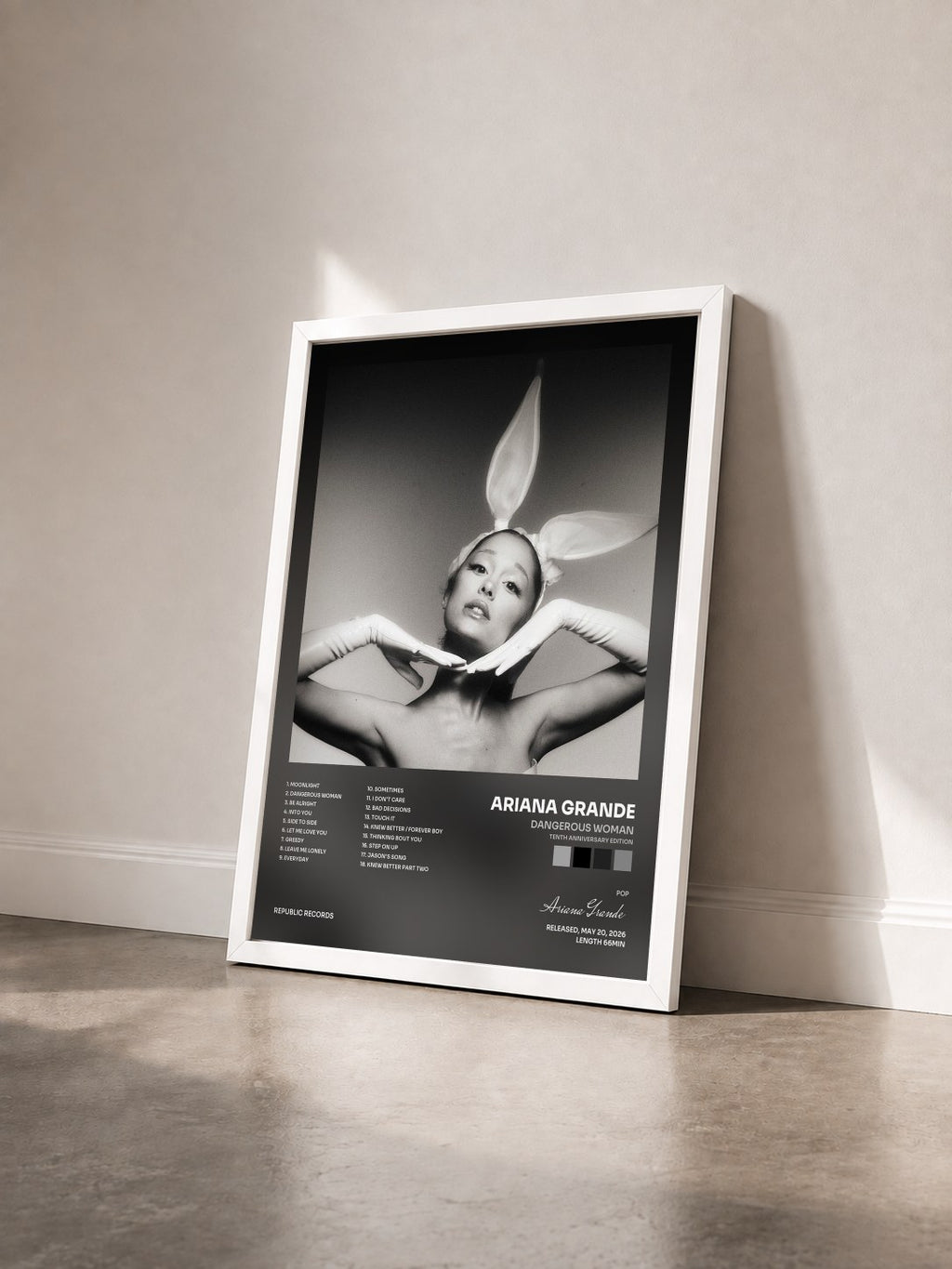 #blanc Tableau de l'album Dangerous Woman (Tenth Anniversary Edition) de Ariana Grande vu de trois quarts, cadre blanc