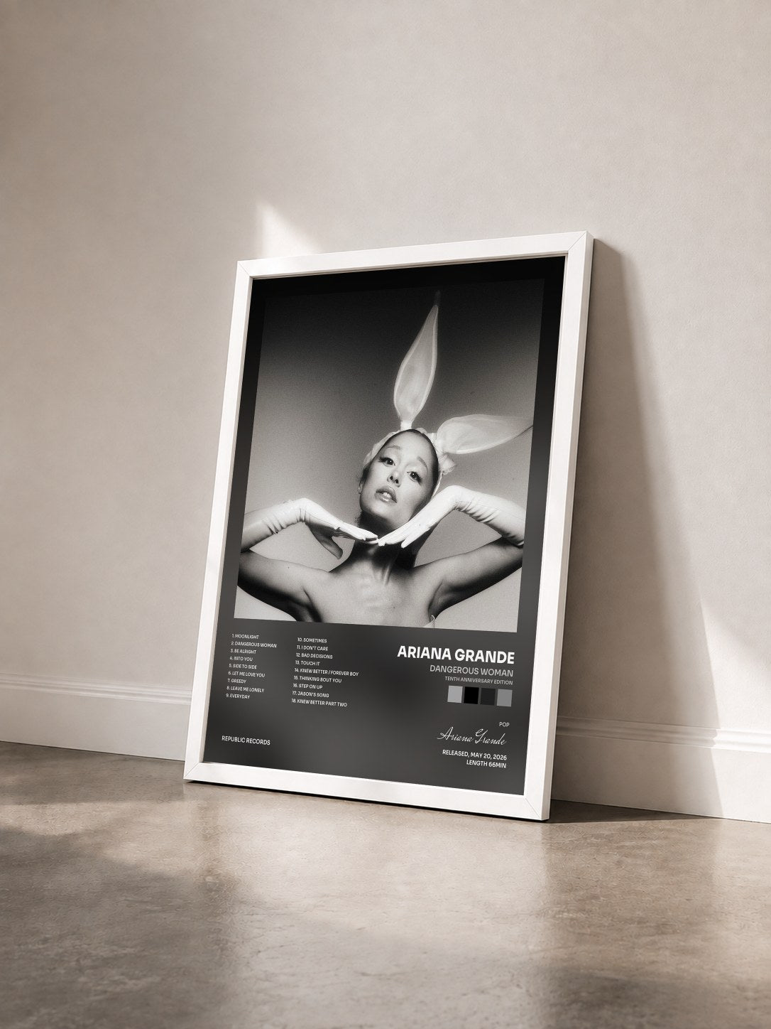 #blanc Tableau de l'album Dangerous Woman (Tenth Anniversary Edition) de Ariana Grande vu de trois quarts, cadre blanc