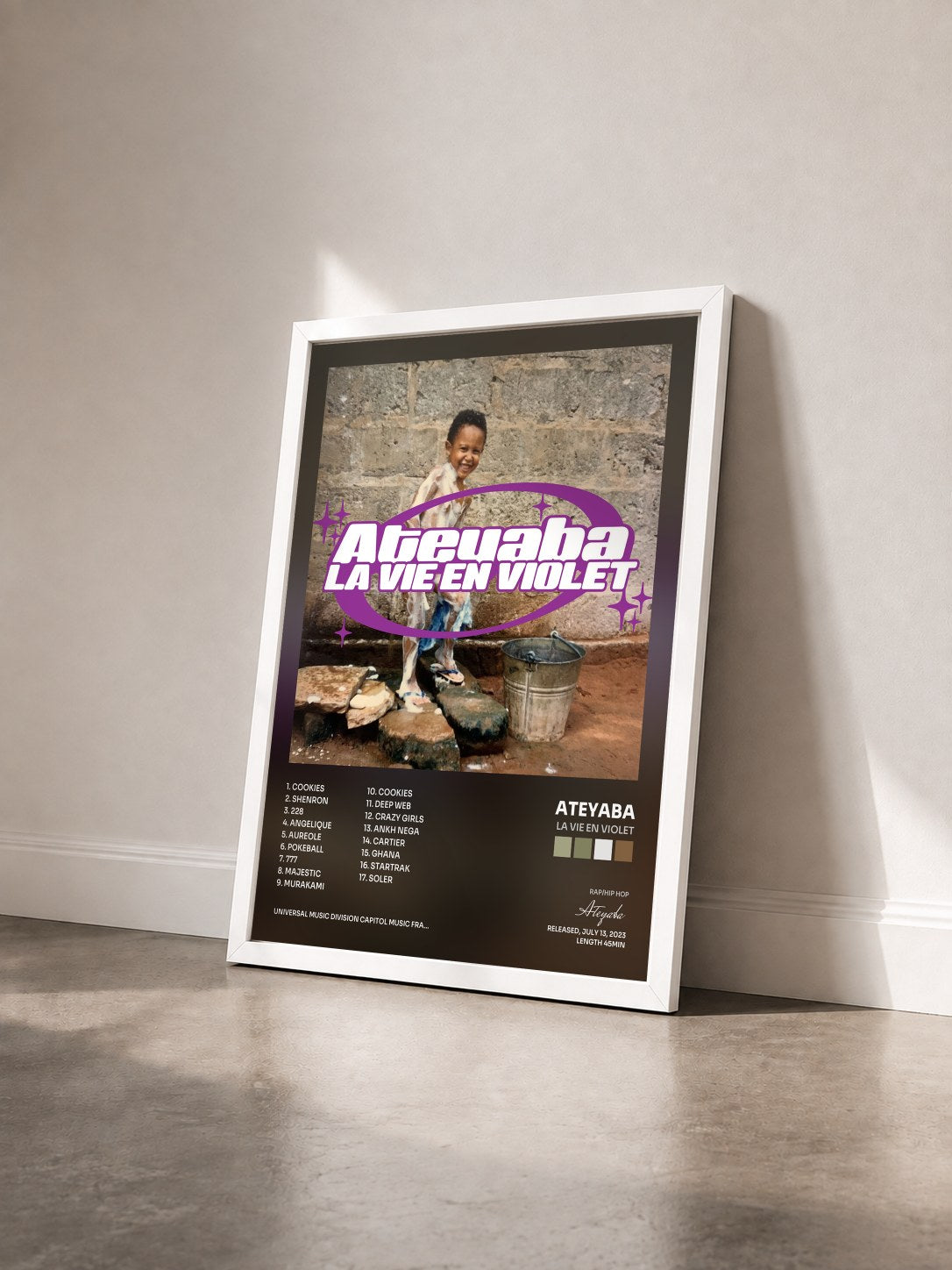 #blanc Tableau de l'album La vie en Violet de Ateyaba vu de trois quarts, cadre blanc