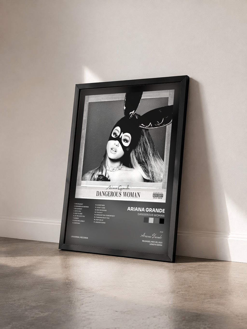 #noir Tableau de l'album Dangerous Woman de Ariana Grande vu de trois quarts, cadre noir