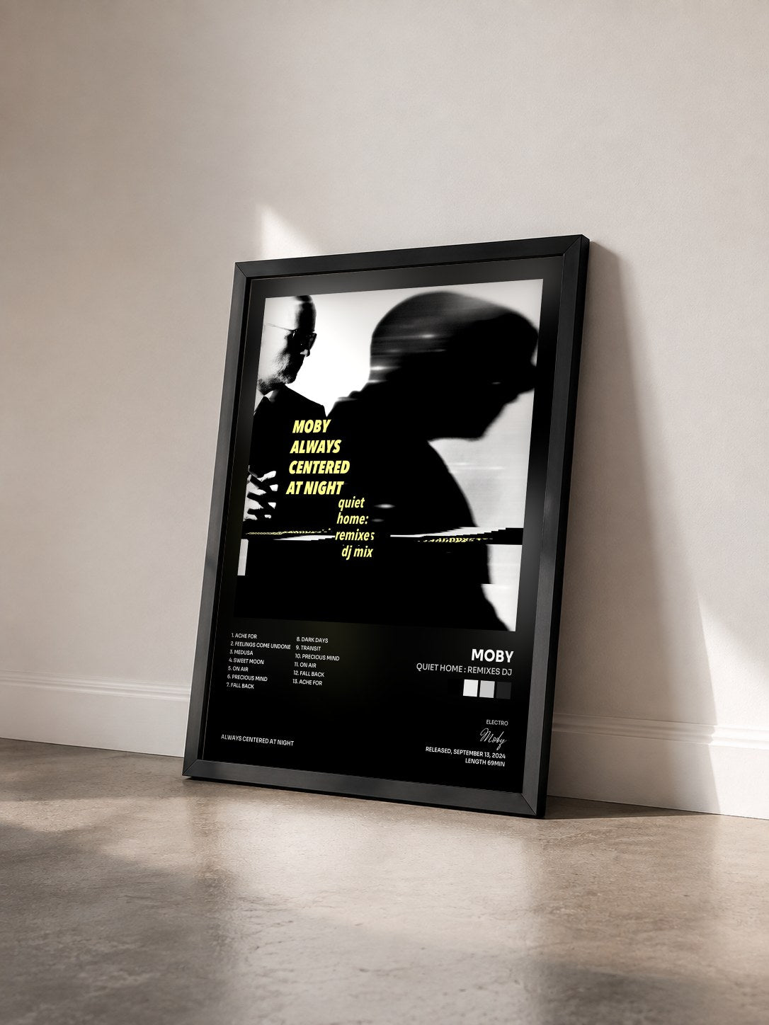 #noir Tableau de l'album quiet home : remixes dj de Moby vu de trois quarts, cadre noir