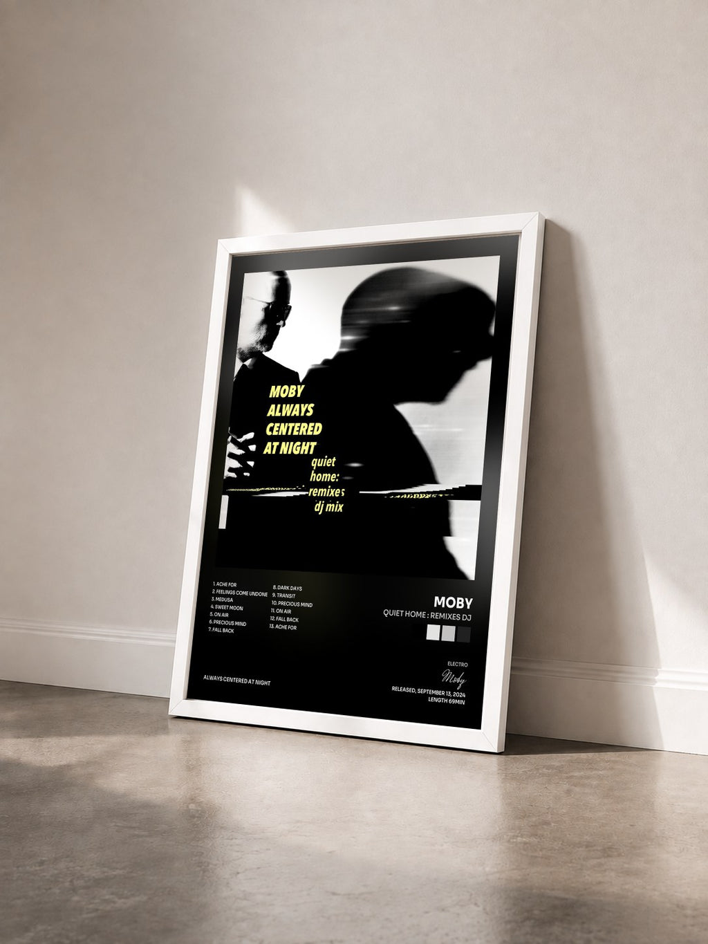 #blanc Tableau de l'album quiet home : remixes dj de Moby vu de trois quarts, cadre blanc