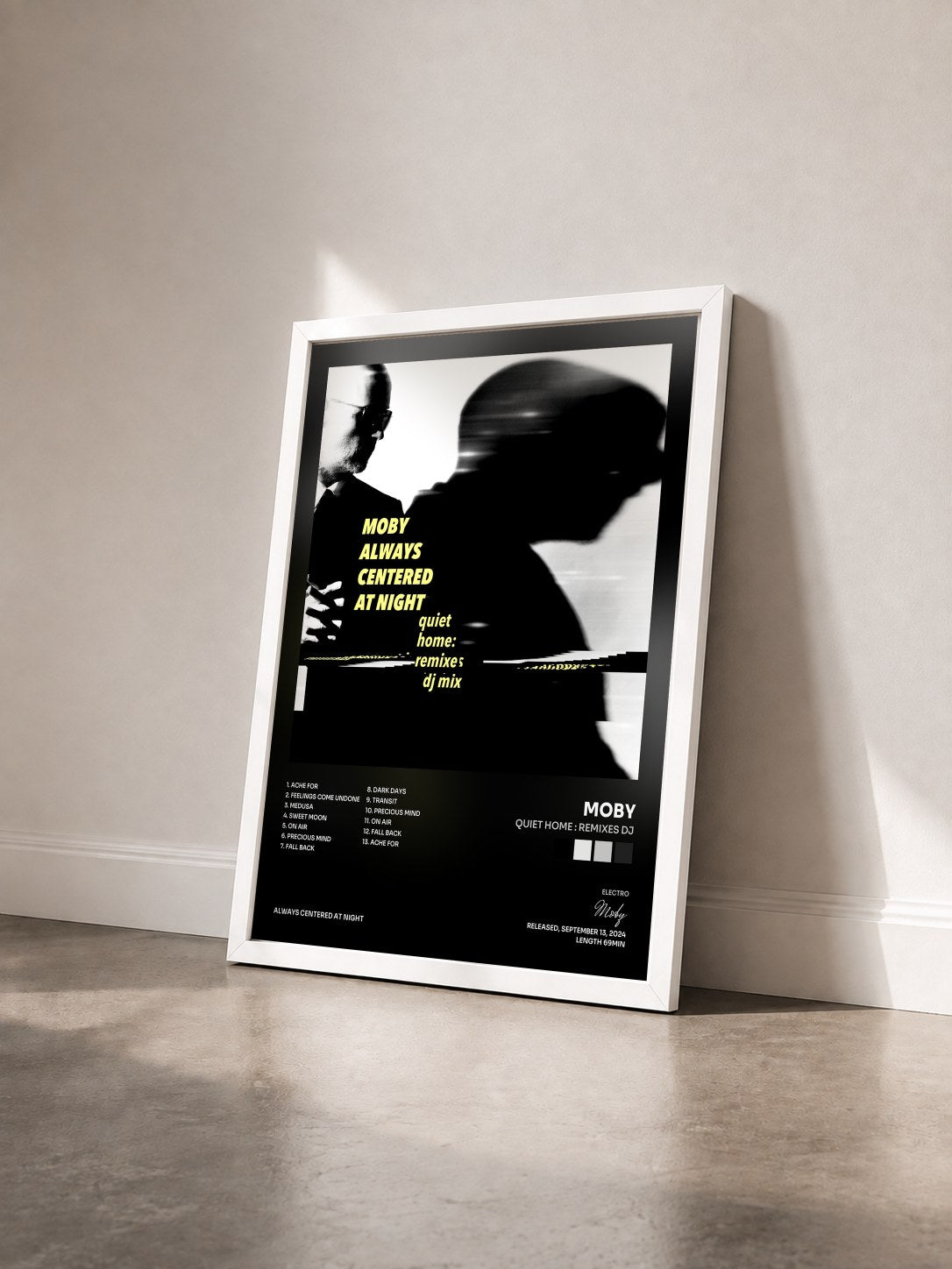 #blanc Tableau de l'album quiet home : remixes dj de Moby vu de trois quarts, cadre blanc