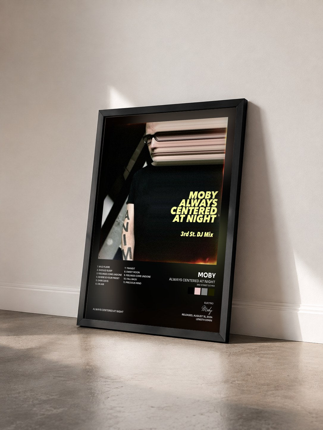 #noir Tableau de l'album always centered at night (3rd Street DJ Mix) de Moby vu de trois quarts, cadre noir