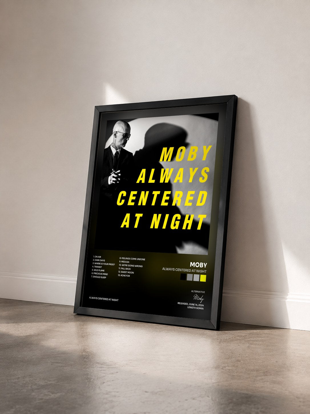#noir Tableau de l'album always centered at night de Moby vu de trois quarts, cadre noir