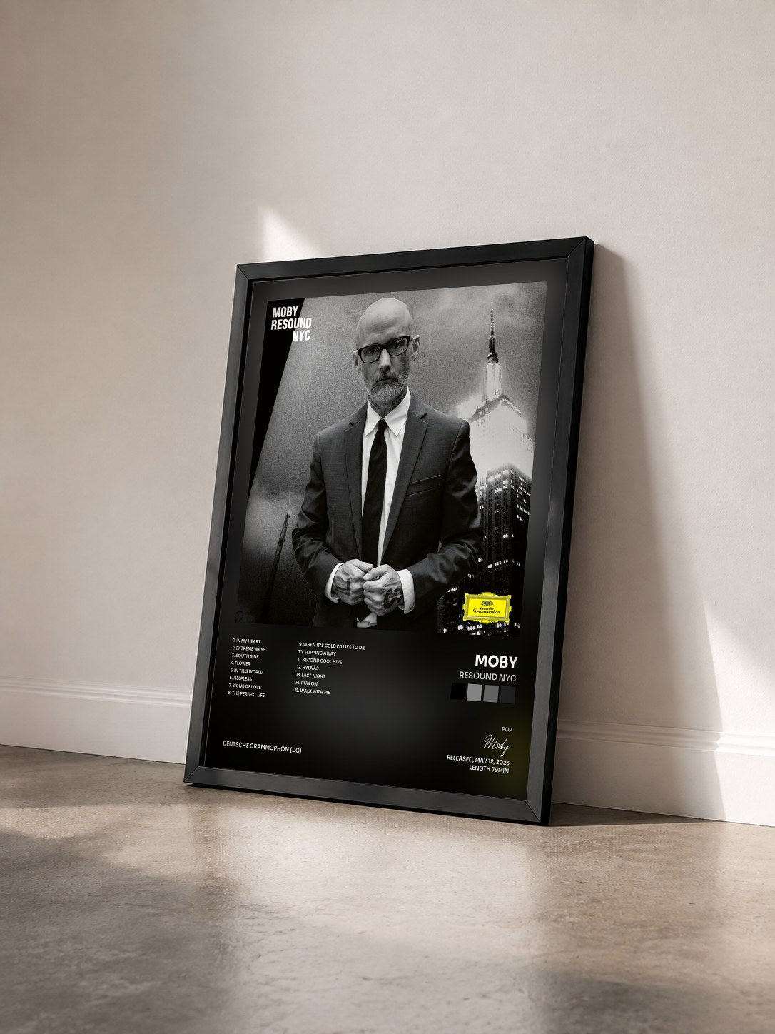 #noir Tableau de l'album Resound NYC de Moby vu de trois quarts, cadre noir