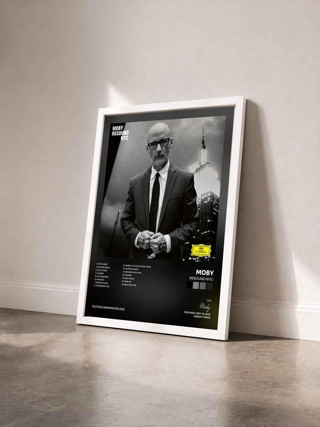 #blanc Tableau de l'album Resound NYC de Moby vu de trois quarts, cadre blanc