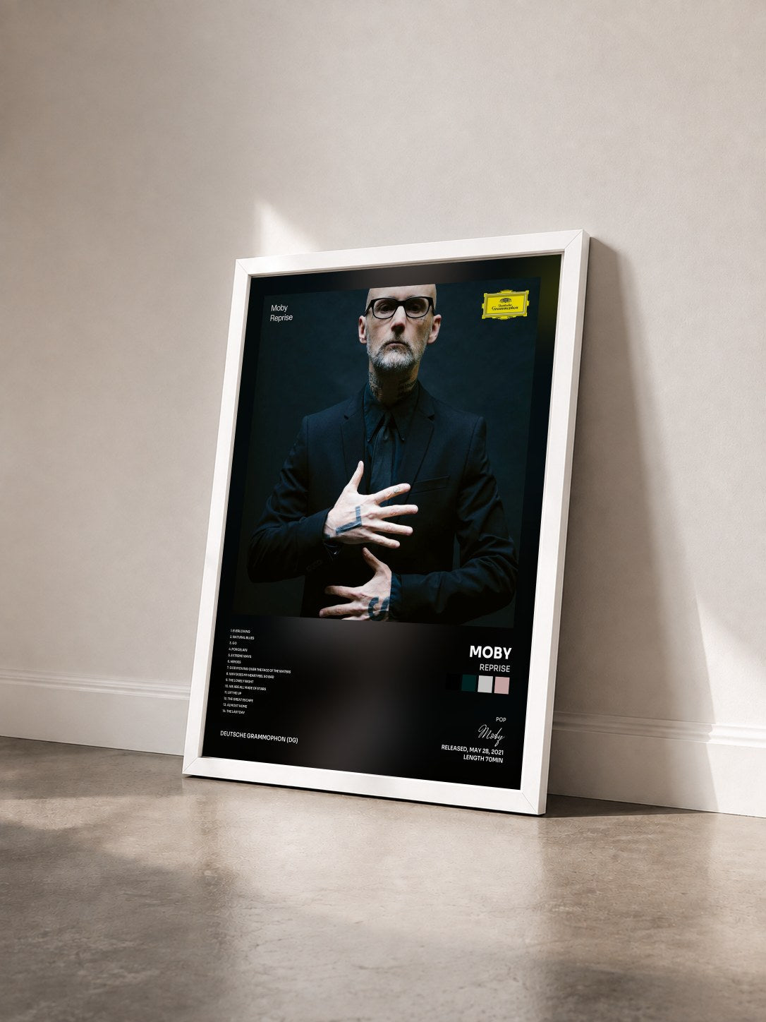 #blanc Tableau de l'album Reprise de Moby vu de trois quarts, cadre blanc