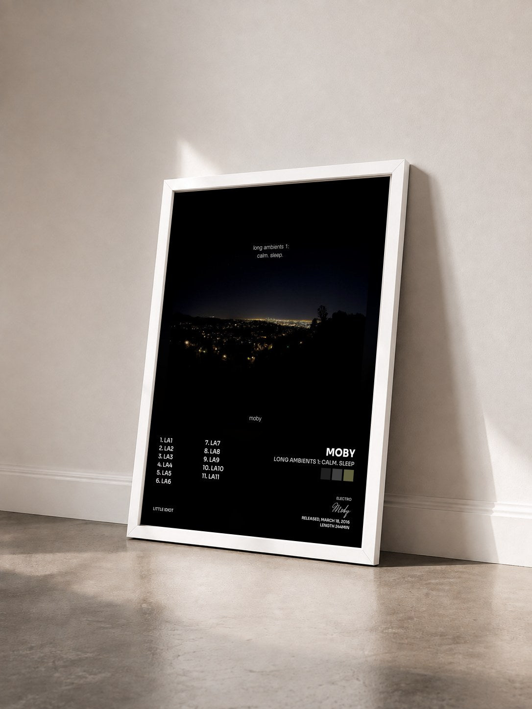 #blanc Tableau de l'album Long Ambients 1: Calm. Sleep de Moby vu de trois quarts, cadre blanc