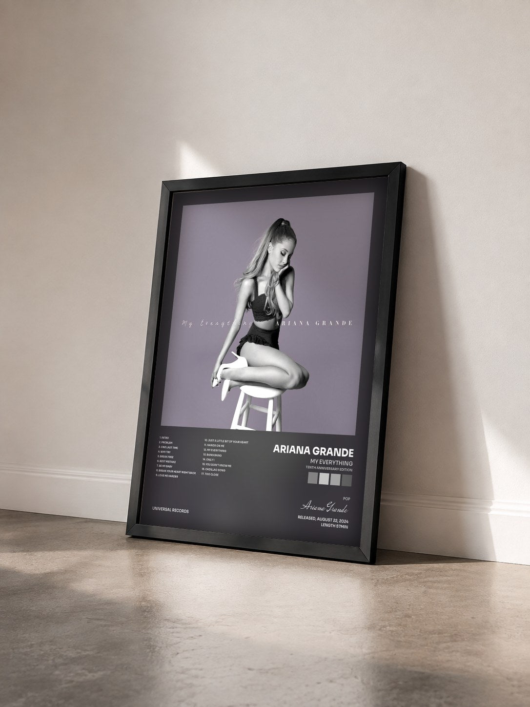 #noir Tableau de l'album My Everything (Tenth Anniversary Edition) de Ariana Grande vu de trois quarts, cadre noir