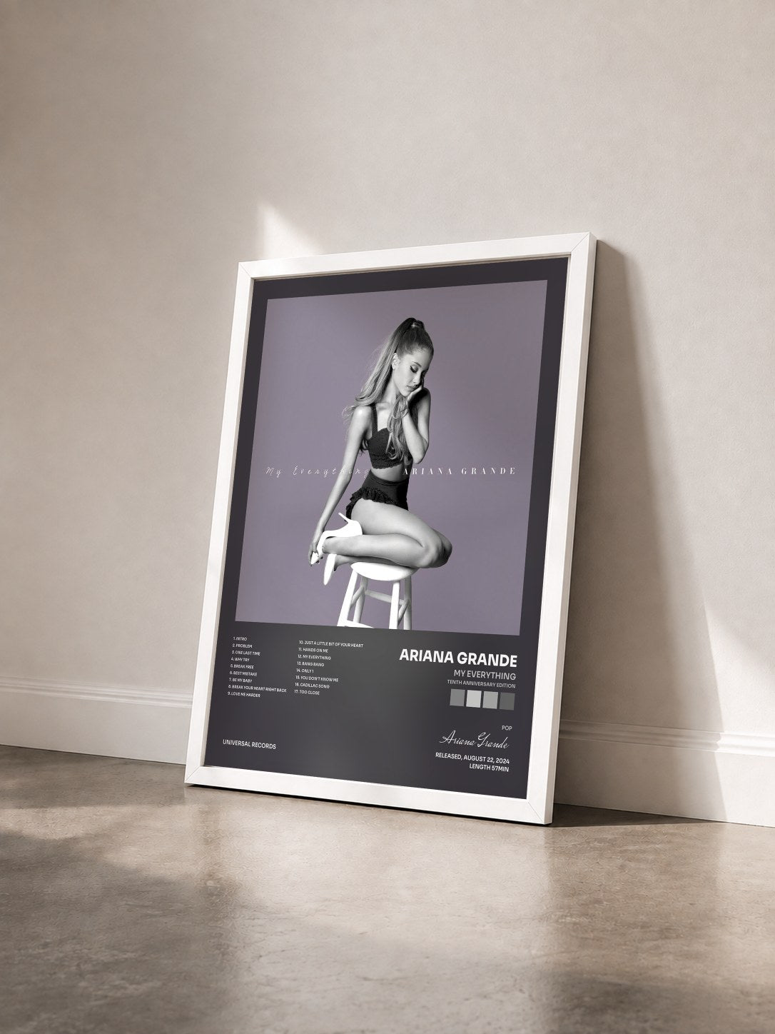 #blanc Tableau de l'album My Everything (Tenth Anniversary Edition) de Ariana Grande vu de trois quarts, cadre blanc