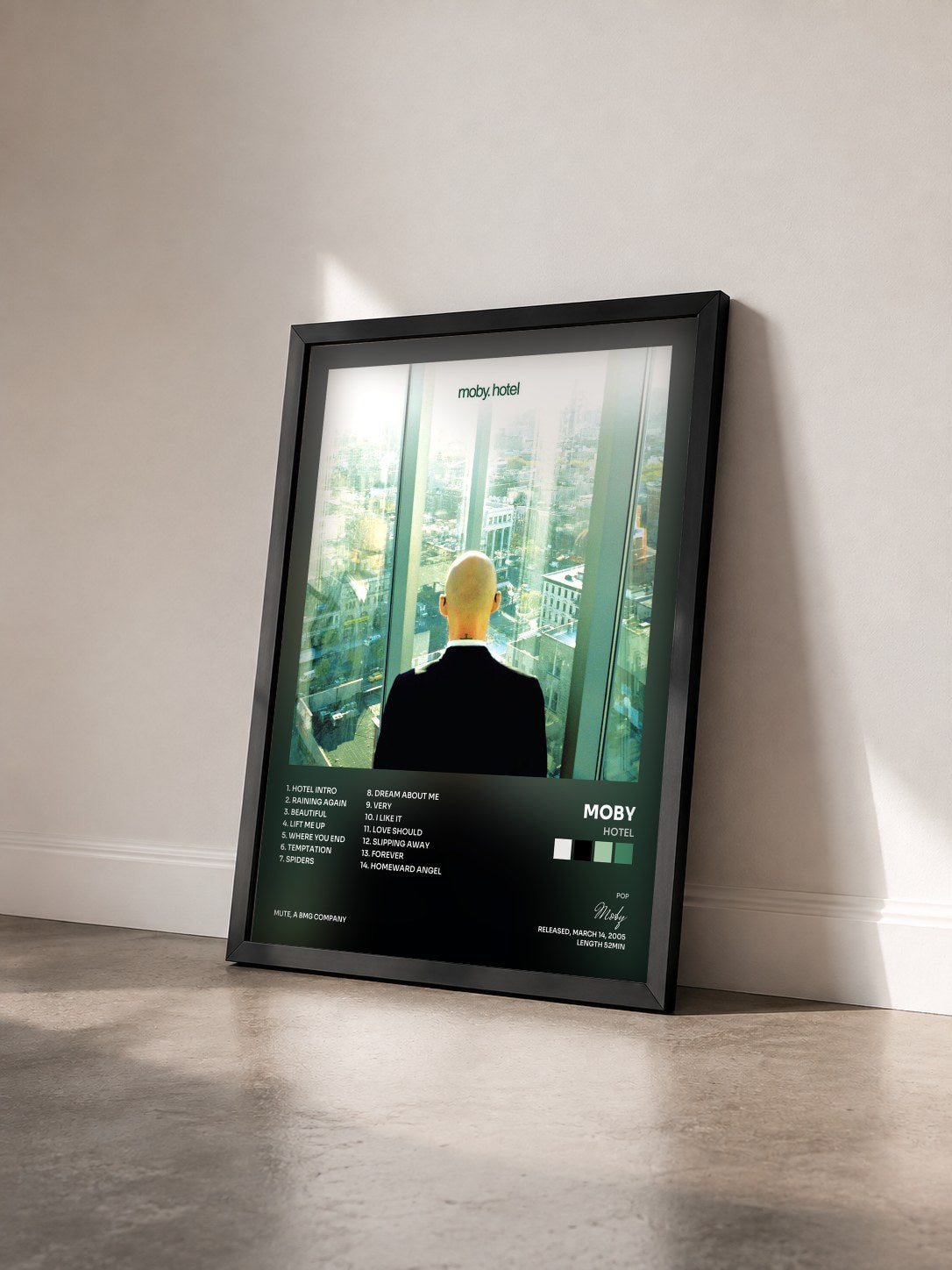 #noir Hotel di Moby in stampa incorniciata vista di tre quarti, cornice nera