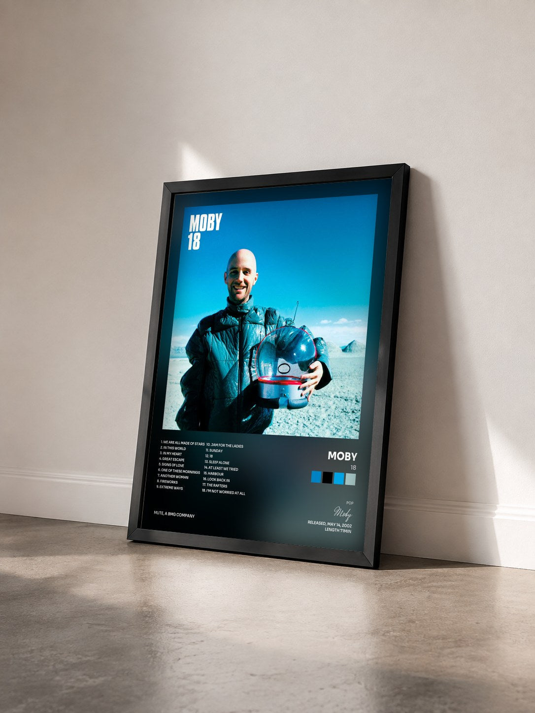 #noir 18 di Moby in stampa incorniciata vista di tre quarti, cornice nera