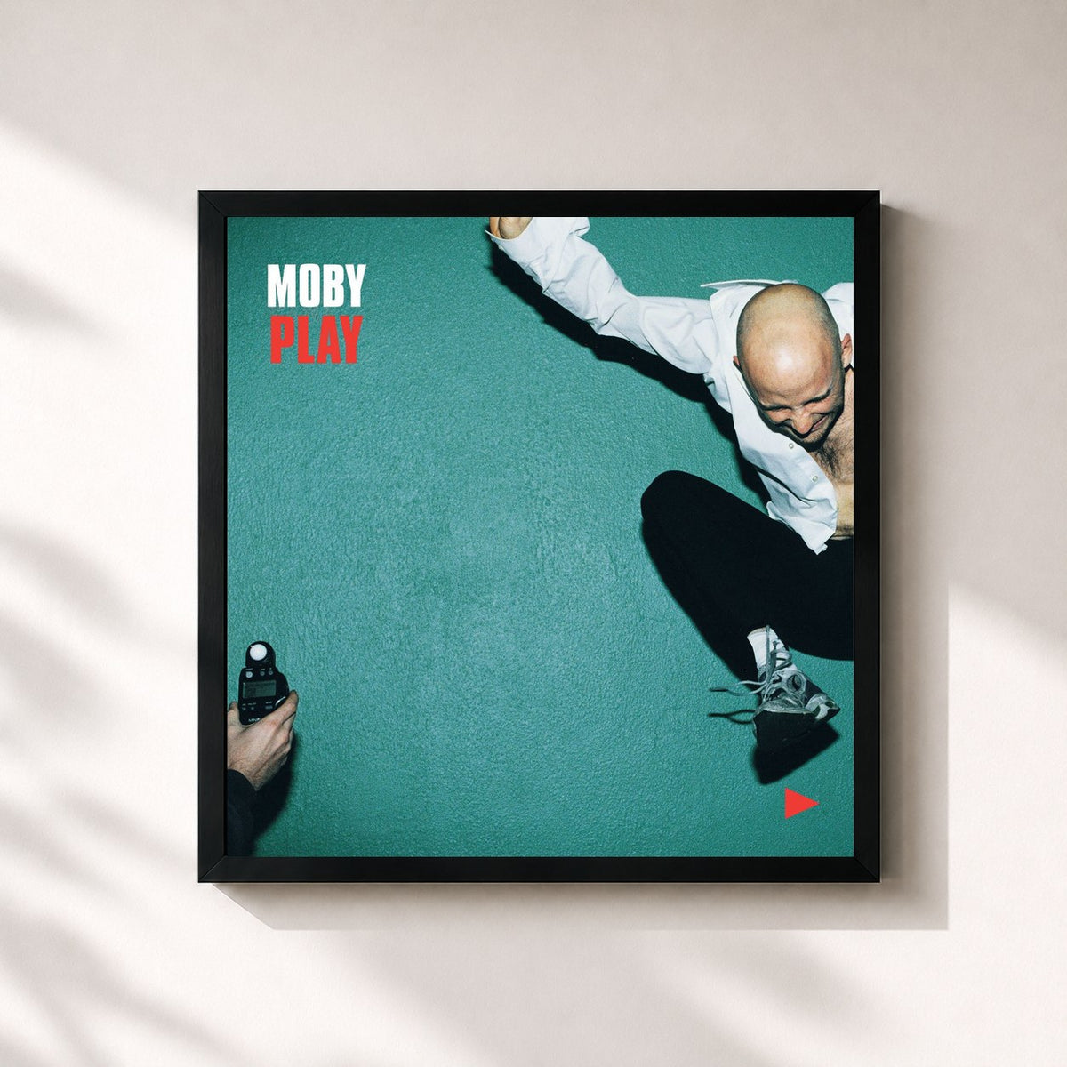 #noir Play di Moby in stampa quadrata incorniciata, cornice nera 32x32 cm