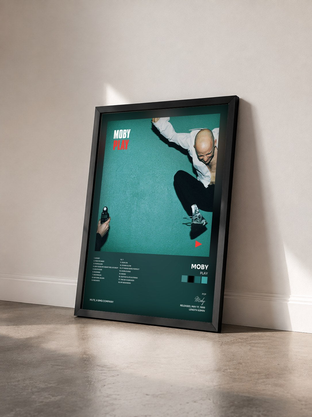 #noir Play di Moby in stampa incorniciata vista di tre quarti, cornice nera