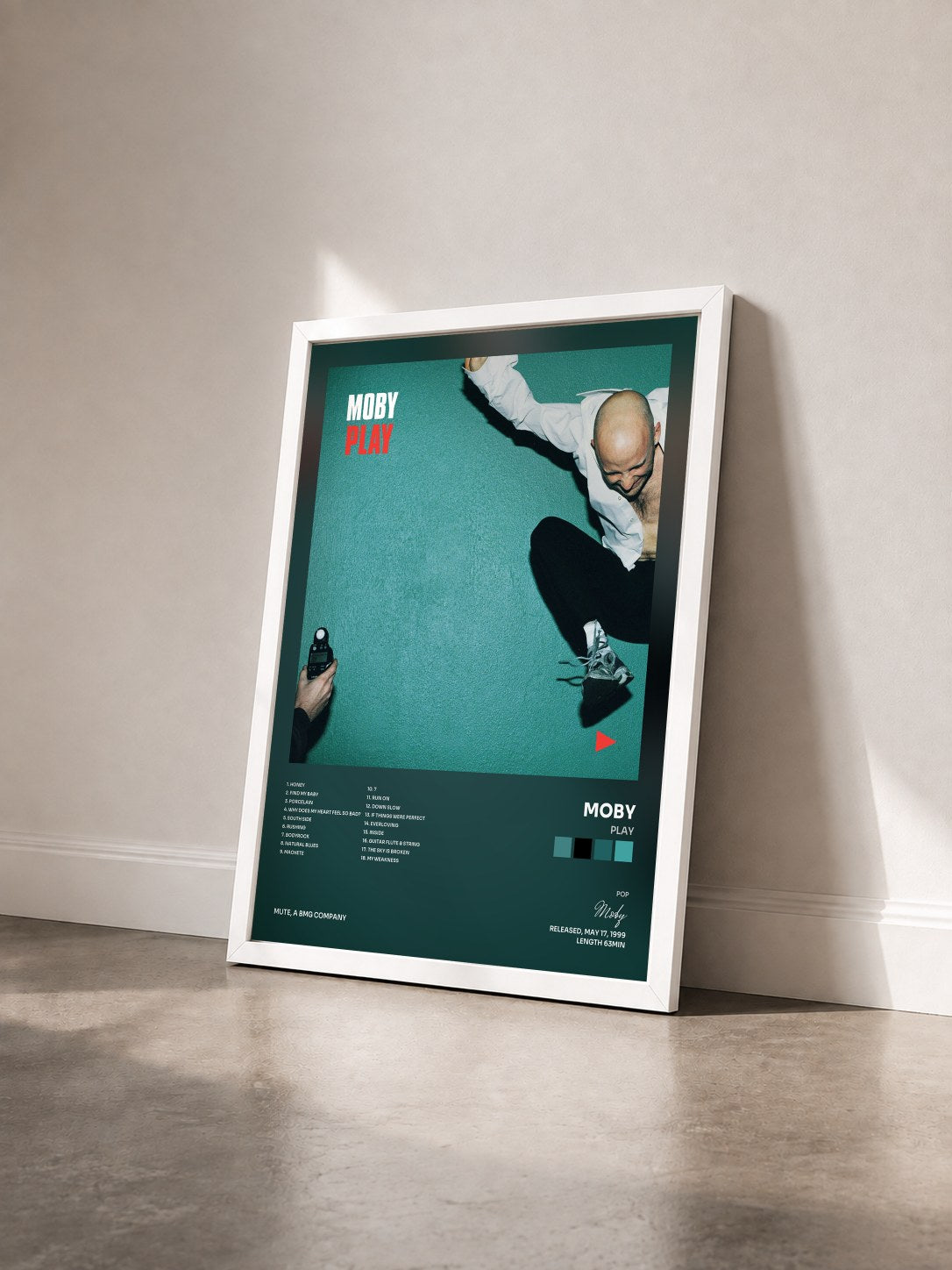 #blanc Play di Moby in stampa incorniciata vista di tre quarti, cornice bianca
