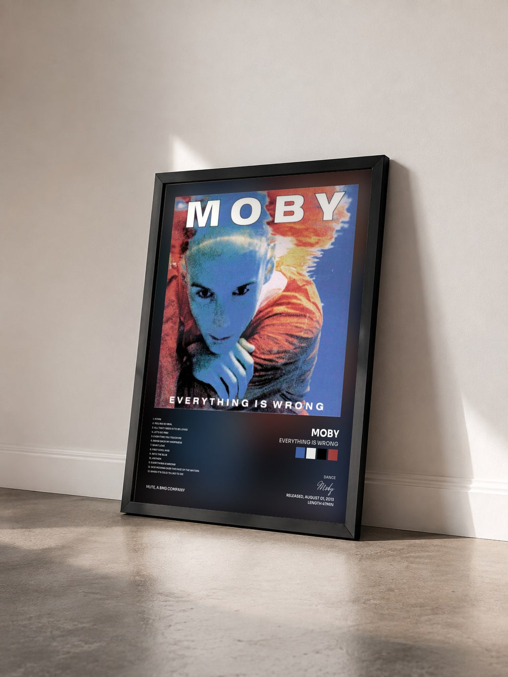 #noir Tableau de l'album Everything Is Wrong de Moby vu de trois quarts, cadre noir