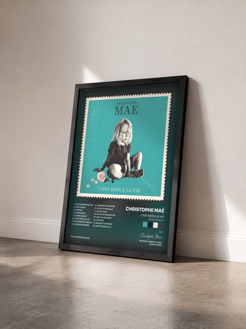 #noir C'est drôle la vie (Édition Collector) von Christophe Maé als gerahmter Kunstdruck von schräg gesehen, schwarzer Rahmen