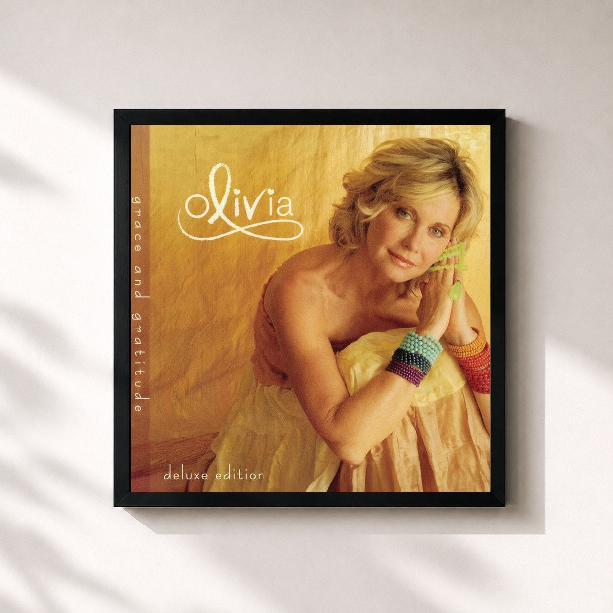 #noir Tableau carré de l'album Grace And Gratitude (Deluxe Edition) de Olivia Newton-John, cadre noir 32x32 cm