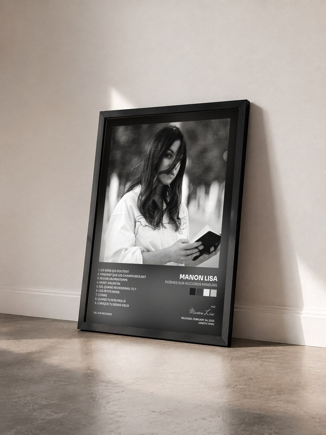 #noir Tableau de l'album Poèmes sur accords mineurs de Manon Lisa vu de trois quarts, cadre noir