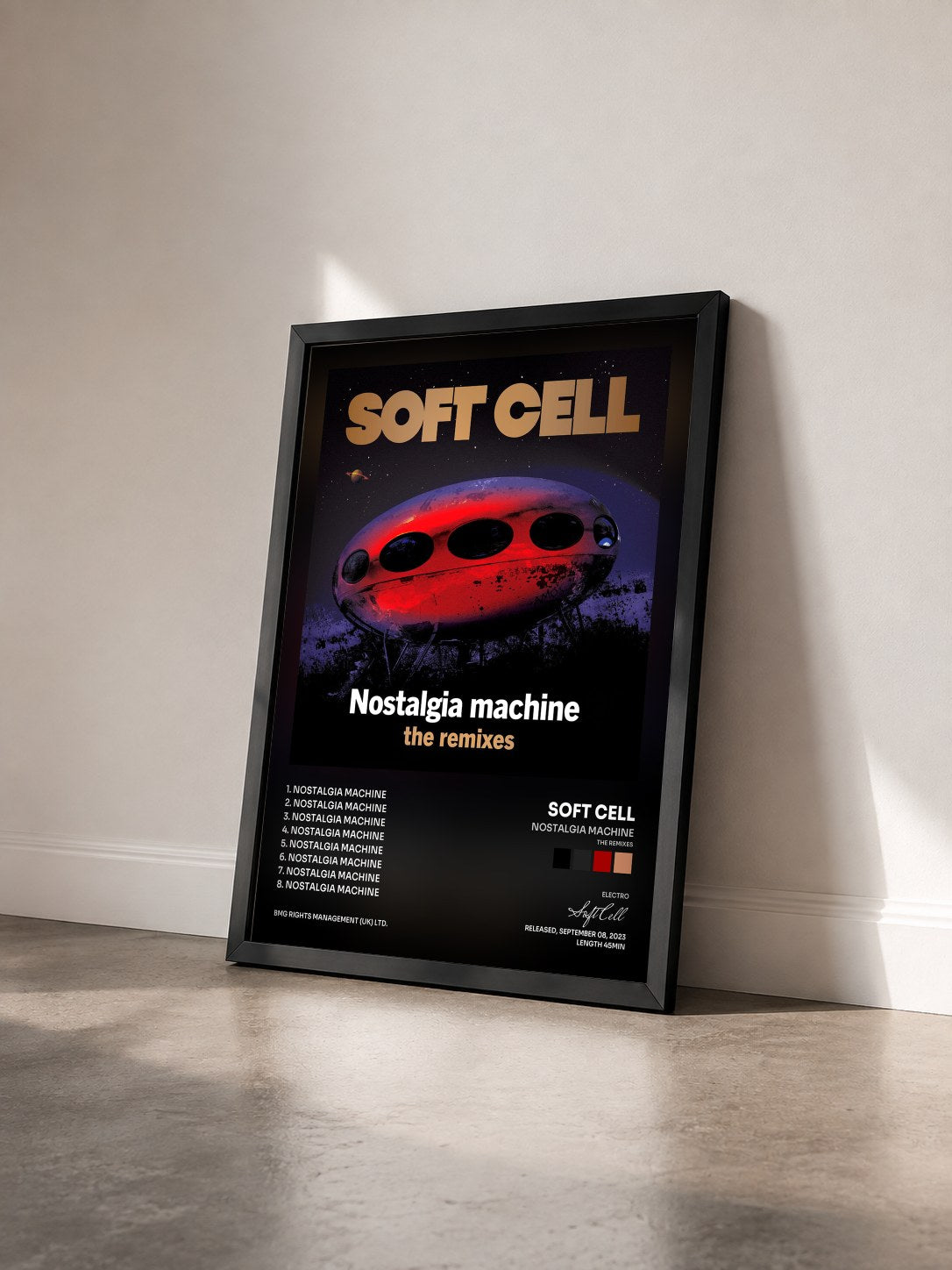 #noir Nostalgia Machine (The Remixes) von Soft Cell als gerahmter Kunstdruck von schräg gesehen, schwarzer Rahmen