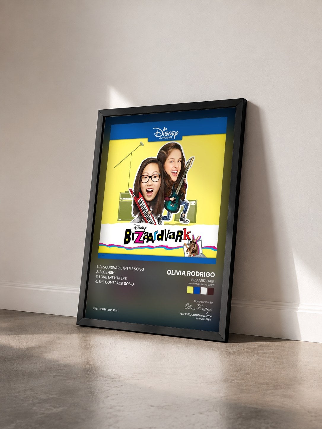 #noir Tableau de l'album Bizaardvark (Music from the TV Series) de Olivia Rodrigo vu de trois quarts, cadre noir