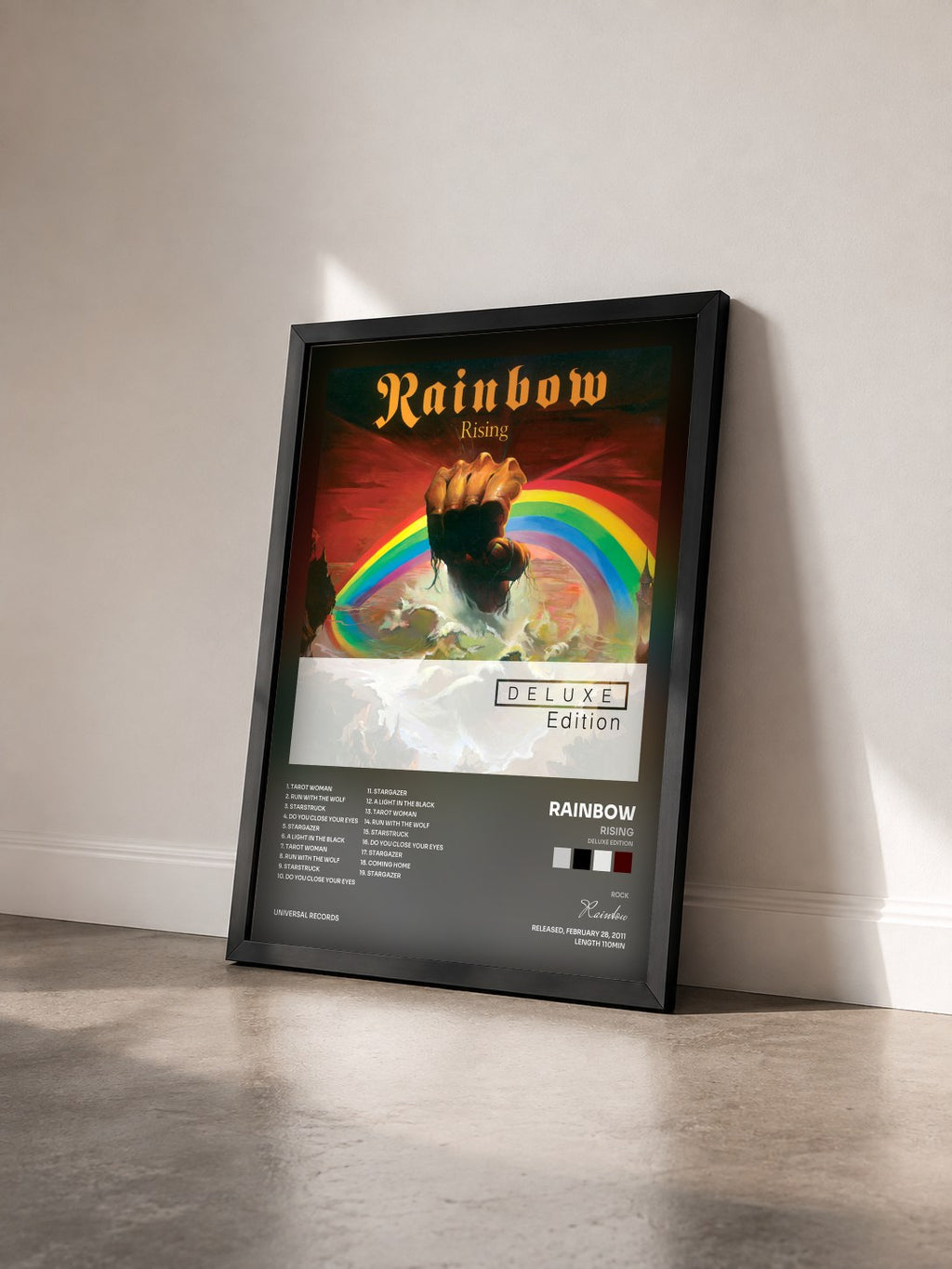 #noir Rising (Deluxe Edition) von Rainbow als gerahmter Kunstdruck von schräg gesehen, schwarzer Rahmen