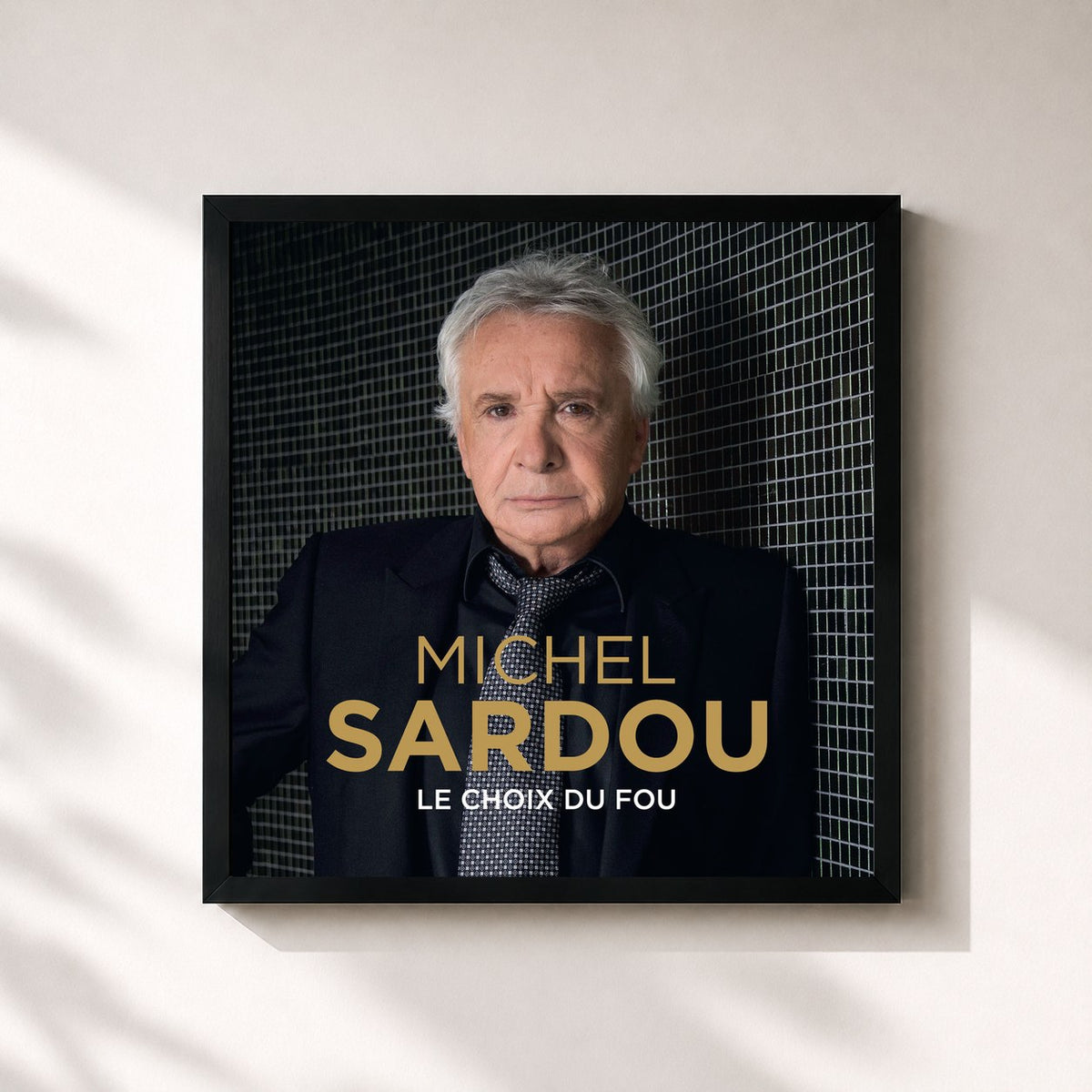 #noir Le choix du fou de Michel Sardou en lámina cuadrada enmarcada, marco negro de 32x32 cm
