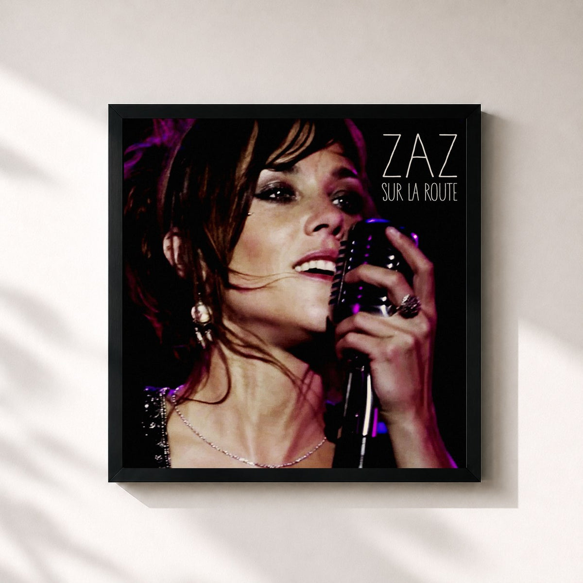 #noir Sur la route von Zaz als quadratischer Kunstdruck, schwarzer Rahmen 32x32 cm