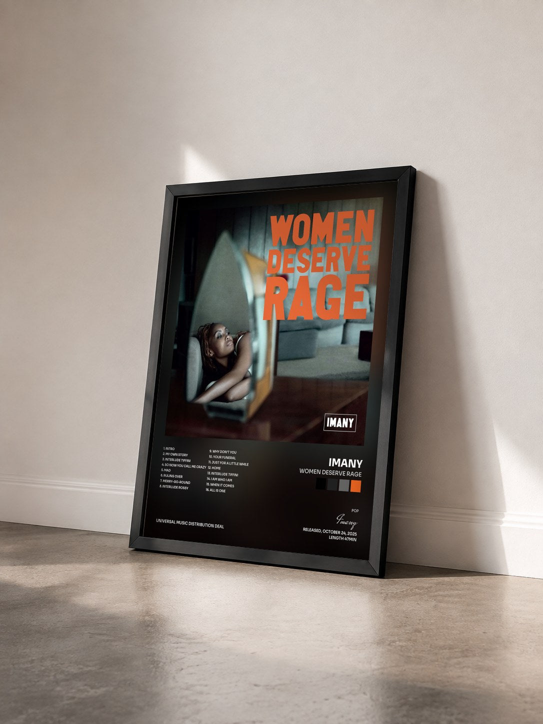 #noir Tableau de l'album Women Deserve Rage de Imany vu de trois quarts, cadre noir