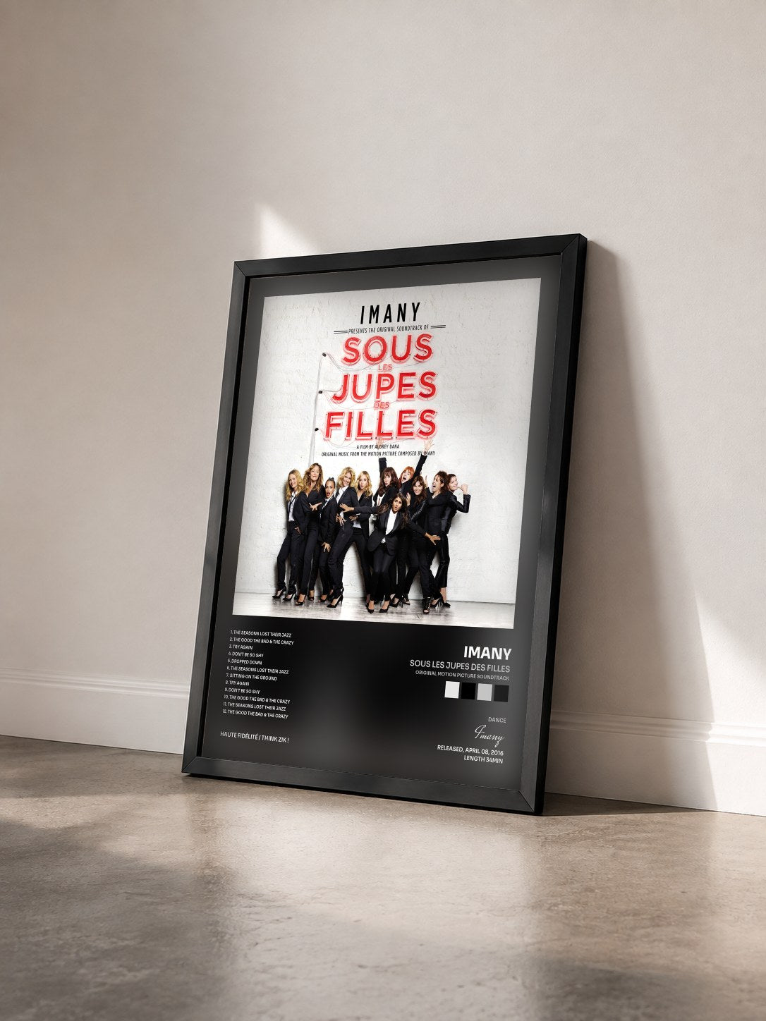 #noir Tableau de l'album Sous les jupes des filles (Original Motion Picture Soundtrack) de Imany vu de trois quarts, cadre noir