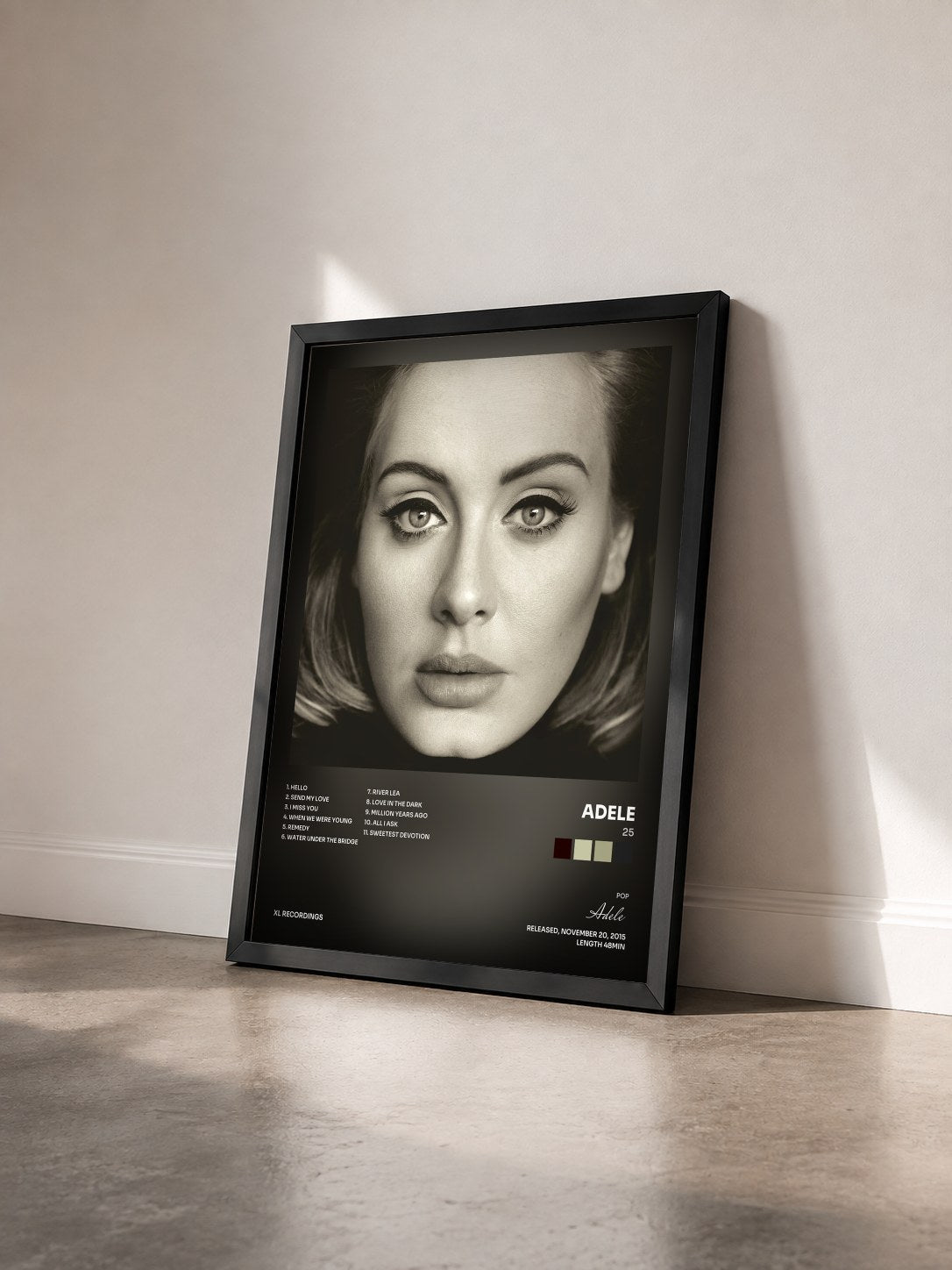 #noir 25 di Adele in stampa incorniciata vista di tre quarti, cornice nera